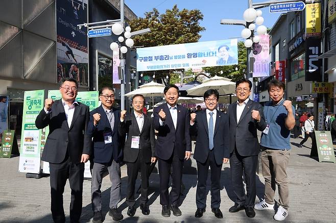 소상공인시장진흥공단 인태연 이사장은 지난 4월 24일 구윤철 부총리 겸 재정경제부 장관과 이병권 중소벤처기업부 제2차관과 함께 인천광역시 부평르네상스 상권구역 일대를 찾아  4월 동행축제와 연계해 열린 ‘부평블랙데이’ 현장을 방문했. [소진공]