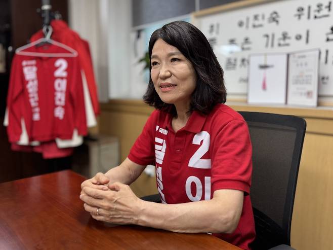 대구 달성군 국회의원 보궐선거에 출마한 이진숙 국민의힘 후보가 21일 헤럴드경제와 달성군 선거사무소에서 인터뷰 하고 있다. 사진 윤채영 기자