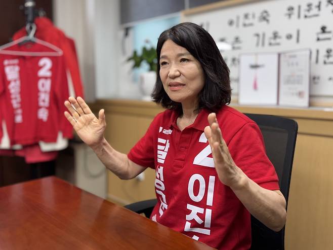 대구 달성군 국회의원 보궐선거에 출마한 이진숙 국민의힘 후보가 21일 헤럴드경제와 달성군 선거사무소에서 인터뷰 하고 있다. 사진 윤채영 기자