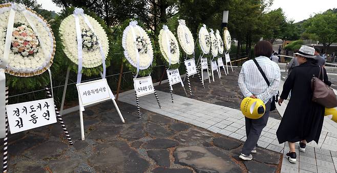 노무현 전 대통령 17주기 추도식이 거행되는 23일 오전 경남 김해시 진영읍 봉하마을에 국무위원(일동), 김동연 경기지사, 서울시장 등이 보낸 조화가 놓여 있다. [연합뉴스]