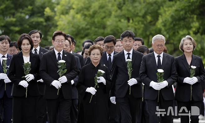 [김해=뉴시스] 최동준 기자 = 이재명 대통령과 김혜경 여사가 23일 경남 김해시 봉하마을 노무현 전 대통령 묘역에서 권양숙 여사, 문재인 전 대통령, 김정숙 여사 등 참석자들과 참배를 위해 이동하고 있다. 2026.05.23. photocdj@newsis.com