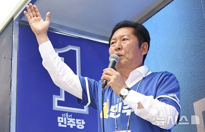 [대전=뉴시스] 김금보 기자 = 정청래(왼쪽) 더불어민주당 대표와 허태정 대전시장 후보자가 21일 오후 대전 중구 으느정이 문화의거리에서 선거 유세를 하고 있다. 2026.05.21. kgb@newsis.com
