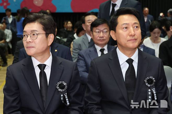 [서울=뉴시스] 권창회 기자 = 정원오(왼쪽) 더불어민주당 서울시장 후보와 오세훈 국민의힘 서울시장 후보가 지난 18일 서울 중구 서울시청에서 열린 5.18민주화운동 제46주년 서울기념식에 참석해 서로 다른곳을 보고 있다. 2026.05.18. kch0523@newsis.com
