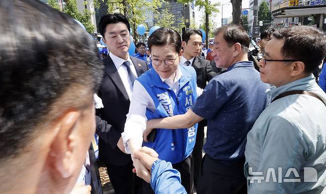 [서울=뉴시스] 김혜진 기자 = 정원오 더불어민주당 서울시장 후보가 22일 서울 노원구 롯데백화점 앞에서 선거 유세를 마치고 시민들과 인사하고 있다. 2026.05.22. jini@newsis.com