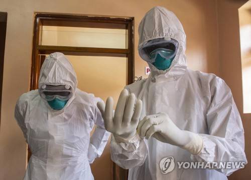 에볼라 바이러스를 치료하는 우간다 의사들 [EPA=연합뉴스. 재판매 및 DB 금지]