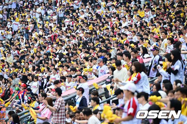 [OSEN=잠실, 조은정 기자]2일 서울 잠실야구장에서 ‘2026 신한 SOL KBO리그’ LG 트윈스와 NC 다이노스의 경기가 열렸다. 홈팀 LG는 송승기, 방문팀 NC는 버하겐을 선발로 내세웠다. 만원 관중이 응원을 펼치고 있다. 2026.05.02 /cej@osen.co.kr
