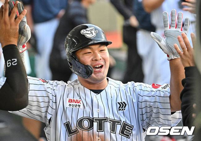 [OSEN=부산, 이석우 기자] 23일 부산 사직야구장에서 2026 신한 SOL KBO 리그 롯데 자이언츠와 삼성 라이온즈의 경기가 열렸다. 홈팀 롯데는 박세웅이, 방문팀 삼성은 장찬희가 선발 출전했다.롯데 자이언츠 김동현이 5회말 2사 3루 박승욱의 좌중간 1타점 2루타때 득점을 올리고 기뻐하고 있다. 2026.05.23 / foto0307@osen.co.kr
