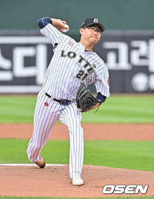 [OSEN=부산, 이석우 기자] 23일 부산 사직야구장에서 2026 신한 SOL KBO 리그 롯데 자이언츠와 삼성 라이온즈의 경기가 열렸다. 홈팀 롯데는 박세웅이, 방문팀 삼성은 장찬희가 선발 출전했다.롯데 자이언츠 선발 투수 박세웅이 역투하고 있다. 2026.05.23 / foto0307@osen.co.kr