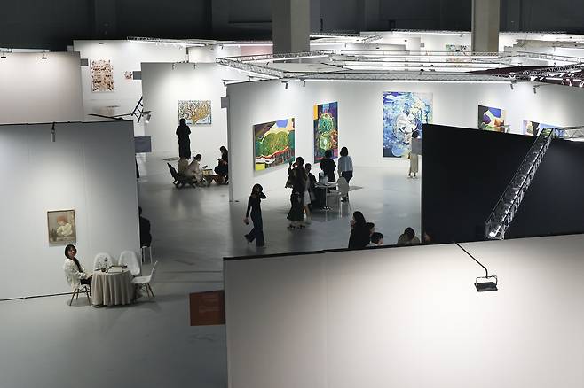 21일 서울 강서구 코엑스 마곡에서 개막한 하이브 아트페어는 사각형 부스가 아닌 사다리꼴 부스가 붙은 육각형 벌집구조로 특화했다. 연합뉴스