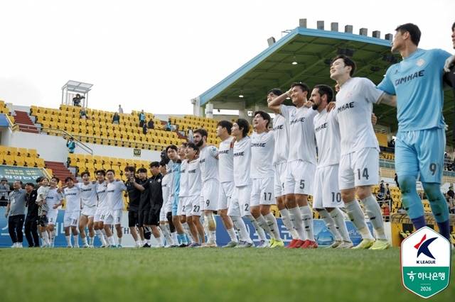 김해FC 선수단의 승리 세리머니. /사진=한국프로축구연맹 제공