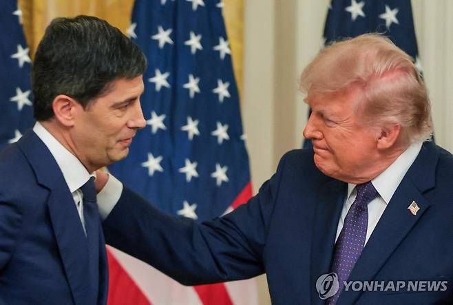 트럼프 대통령과 워시 의장(왼쪽) [로이터=연합뉴스. 재판매 및 DB 금지]