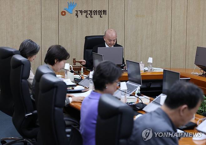 인권위 제8차 전원위원회 모습 2026년 4월 27일 중구 국가인권위원회에서 열린 제8차 전원위원회에서 안창호 위원장이 의사봉을 두드리고 있다.
[신준희 기자 촬영]