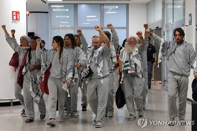 이탈리아로 돌아온 가자 구호선단 활동가들 [AP=연합뉴스. 재배포 및 DB 금지]