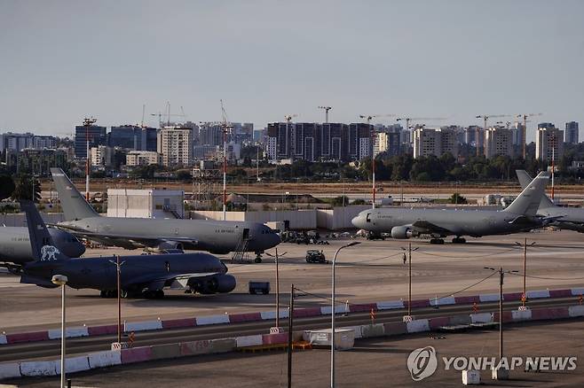 이스라엘 벤구리온 공항에 주기된 미국 공군 공중급유기들  [로이터=연합뉴스. 재판매 및 DB 금지]