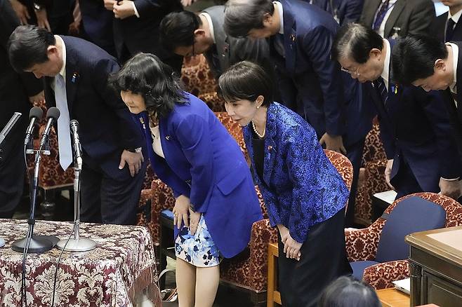 일본 중의원 예산위원회에서 인사하는 다카이치 총리 (교도=연합뉴스) 다카이치 사나에 일본 총리가 11일 중의원 본회의를 앞두고 열린 예산위원회에서 인사하고 있다. 2025.12.11 evan@yna.co.kr