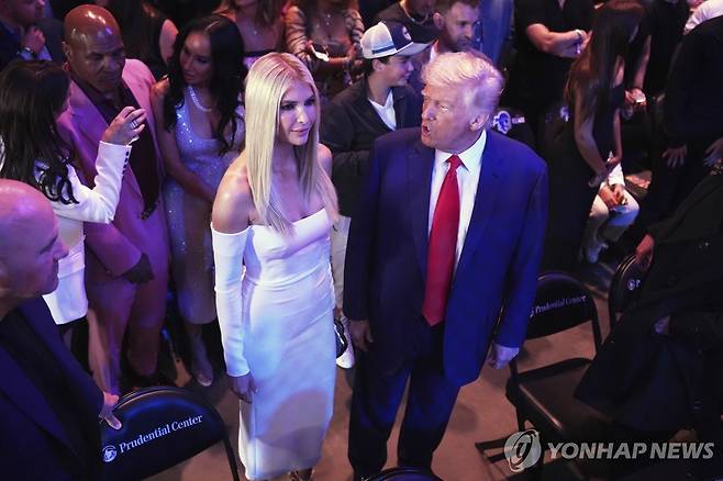 도널드 트럼프 미국 대통령과 이방카 트럼프  [AP=연합뉴스 자료사진. 재판매 및 DB 금지]