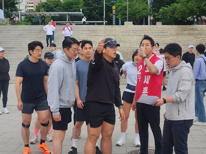 오세훈, 한강서 러닝크루와 달리기 (서울=연합뉴스) 김준태 기자 = 국민의힘 오세훈 서울시장 후보가 23일 여의도 한강변에서 달리기에 앞서 물을 마시고 있다. 2026.5.23 readiness@yna.co.kr
