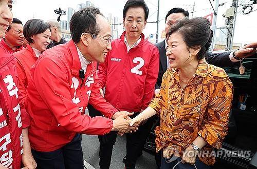 추경호와 악수하는 박근혜 (대구=연합뉴스) 윤관식 기자 = 박근혜 전 대통령이 23일 대구 북구 칠성시장을 찾아 국민의힘 추경호 대구시장 후보를 만나고 있다. 박 전 대통령은 이날 추 후보의 지원 유세를 위해 칠성시장을 찾았다. 2026.5.23
psik@yna.co.kr