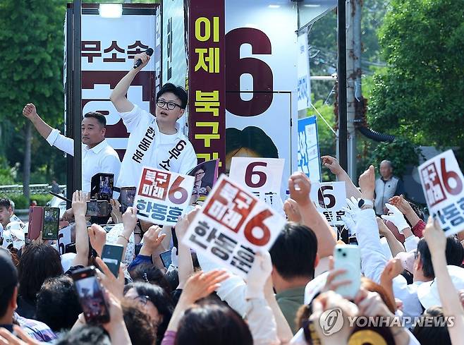 유세하는 한동훈 (부산=연합뉴스) 손형주 기자 = 무소속 한동훈 부산 북갑 국회의원 보궐선거 후보가 22일 오후 부산 만덕동에서 거점 유세를 펼치고 있다. 2026.5.22 handbrother@yna.co.kr