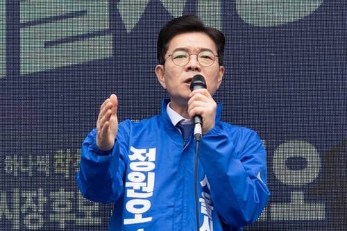 도봉산 입구서 유세하는 정원오 후보 (서울=연합뉴스) 더불어민주당 정원오 서울시장 후보가 23일 도봉산 입구에서 유세차에 올라 연설하고 있다. 2026.5.23 [정원오 후보 캠프 제공]