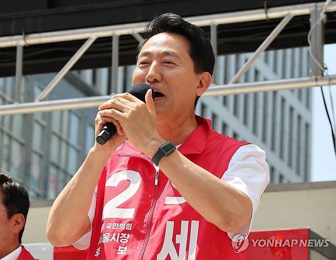 지지 호소하는 오세훈 서울시장 후보 (서울=연합뉴스) 김주형 기자 = 국민의힘 오세훈 서울시장 후보가 23일 서울 강서구 발산역 인근 광장에서 열린 유세에서 지지를 호소하고 있다. 2026.5.23 kjhpress@yna.co.kr