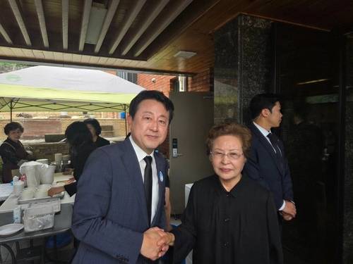 김용남 후보(좌)와 권양숙 여사 [김용남 후보 페이스북 갈무리. 재판매 및 DB 금지]