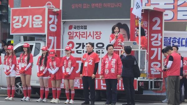 국민의힘 나경원 국회의원이 23일 홈플러스 진해점 앞에서 국민의힘 강기윤 창원시장 후보 지지 연설을 하고 있다. /우귀화 기자