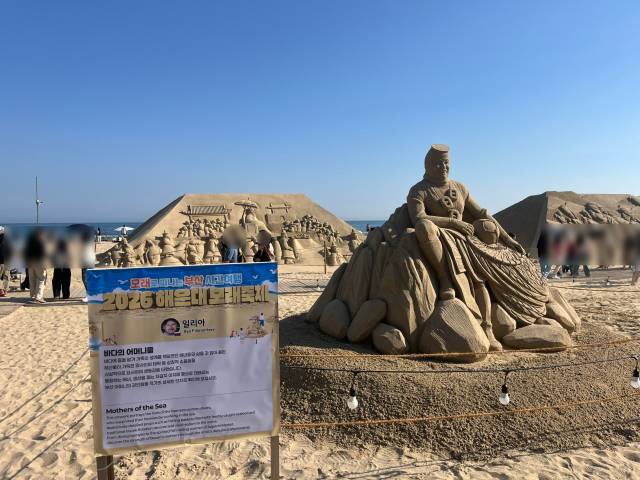 지난 21일 얼굴이 훼손된 모래 조각 작품 ‘바다의 어머니들’의 원래 모습. 부산 해운대구청 제공