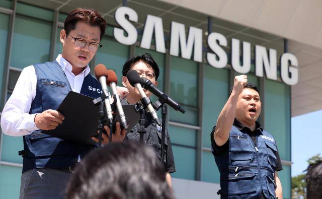 삼성전자 노사 임금협상 잠정합의안 찬반 투표가 시작되는 22일 오후 경기 수원시 삼성전자 정문 앞에서 디바이스경험DX 부문 직원들이 주축이 된 삼성전자 노동조합 동행동행노조 집행부가 잠정합의안 및 찬반투표 참여 범위에 대한 입장을 밝히고 있다 사진연합뉴스