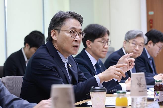권대영 금융위원회 부위원장이 22일 오전 서울 여의도 금융보안원 8층 회의실에서 AI·보안분야 전문가, 은행·증권·카드 등 주요 금융사 정보보호최고책임자 등과 개최한 '고성능 AI 관련 금융권 보안위협 대응 간담회'에서 금융회사들이 AX 대전환 시기의 새로운 보안위협에 효과적으로 대응하고, 생산적·혁신적인 금융서비스 제공을 위해 AI를 적극적으로 활용할 수 있도록 제도 개선 방안에 대해 심도있게 논의했다. 사진=금융위