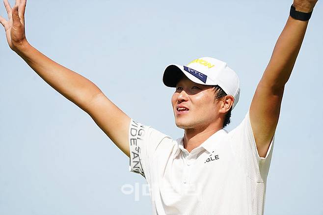 양지호가 24일 충남 천안시 우정힐스 컨트리클럽에서 열린 코오롱 한국오픈 우승을 확정한 뒤 두 팔을 번쩍 들어올리며 기뻐하고 있다. (사진=이데일리 골프in 김상민 기자)