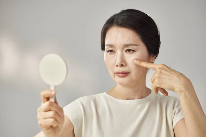 급하게 체중을 줄인 뒤 볼살이 꺼지고 팔자주름이 도드라지면서 "괜히 다이어트했나"라는 반응도 나온다. 사진=클립아트코리아