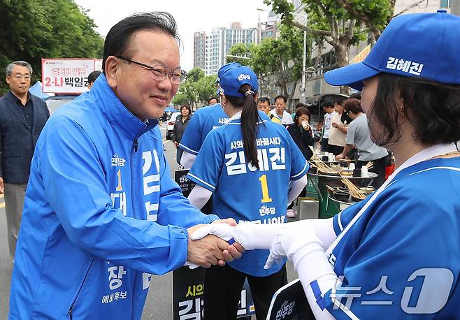 김부겸 더불어민주당 대구시장 후보가 23일 오전 대구 중구 달성공원 새벽시장을 찾아 더불어민주당 선거사무원을 격려하고 있다. 2026.5.23 ⓒ 뉴스1 공정식 기자