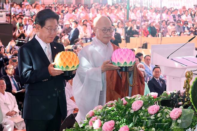 이재명 대통령이 24일 서울 종로구 조계사에서 열린 불기 2570년 부처님오신날 봉축법요식에서 헌등하고 있다. 2026.5.24 ⓒ 뉴스1 이재명 기자