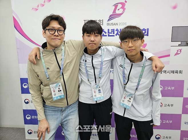 충청남도 한종혁 감독, 윤예준, 최연우(왼쪽부터)가 24일 부산 진구 부산e스포츠경기장에서 열린 제55회 전국소년체육대회 e스포츠 FC온라인 단체전 결승전 승리 후 포즈를 취하고 있다. 부산 | 강윤식 기자 skywalker@sportsseoul.com