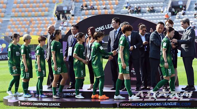 23일 수원종합운동장에서 열린 2025-2026시즌 아시아축구연맹(AFC) 여자 챔피언스리그(AWCL) 평양 내고향여자축구단과 도쿄 베르디 벨레자의 결승전. 준우승을 차지한 도쿄 베르디 벨레자 선수들이 아쉬워하고 있다. 수원=박재만 기자 pjm@sportschosun.com/2026.05.23/
