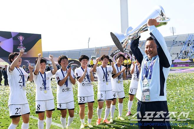 23일 수원종합운동장에서 열린 2025-2026시즌 아시아축구연맹(AFC) 여자 챔피언스리그(AWCL) 평양 내고향여자축구단과 도쿄 베르디 벨레자의 결승전. 우승을 차지한 내고향여자축구단 리유일 감독이 기뻐하고 있다. 수원=박재만 기자 pjm@sportschosun.com/2026.05.23/