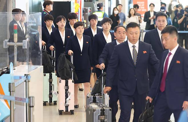 지난 17일 북한의 '내고향여자축구단'이 인천공항을 통해 입국하는 모습. /뉴스1