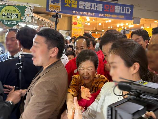박근혜 전 대통령이 23일 오후 대구 북구 칠성시장에서 추경호 국민의힘 대구시장 후보 등과 함께 상인들을 만나고 있다. ⓒ데일리안 김수현 기자