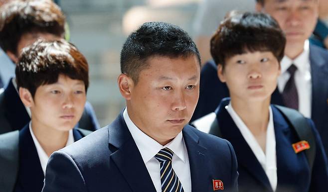 북한 내고향여자축구단 리유일 감독과 김경영, 김혜영이 24일 오후 인천국제공항 1터미널에서 중국 베이징으로 출국하기 위해 이동하고 있다. 내고향축구단은 2025-2026 아시아축구연맹(AFC) 여자 챔피언스리그(AWCL) 결승 도쿄 베르디와의 경기에서 1-0으로 승리해 사상 처음으로 아시아 정상에 올랐다. 2026.5.24/뉴스1