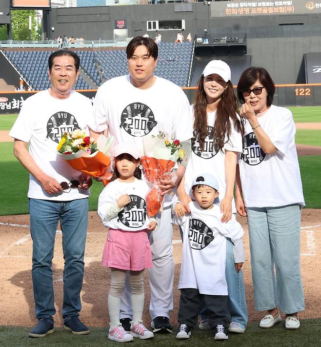 한화이글스 류현진이 24일 대전 한화생명볼파크에서 열린 2026 신한 SOL KBO리그 두산 베어스와의 경기에서 승리하며 KBO·MLB 통산 200승을 달성한 뒤 가족들과 기념 촬영을 하고 있다. 2026.5.24 ⓒ 뉴스1