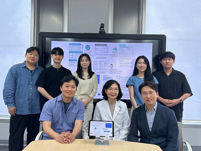 이의진 KAIST 교수(앞 줄 오른쪽부터), 김은주 강남세브란스병원 교수, 이탁연 KAIST 교수, 나경민 KAIST 석사과정생(뒷줄 오른쪽부터), 정유경 KAIST 박사과정생, 오향경 강남세브란스병원 연구원, 최재영 KAIST 석사과정생, 문현승 KAIST 박사과정생. KAIST 제공