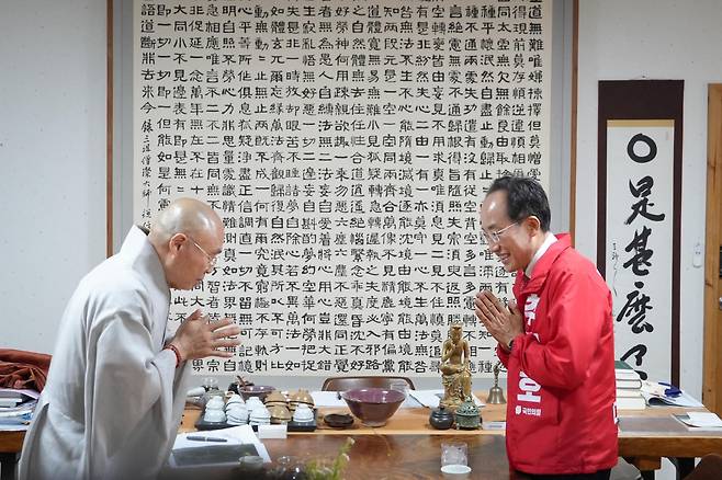 추경호(오른쪽) 국민의힘 대구시장 후보가 부처님오신날인 24일 동화사 주지 선광 스님을 만나 인사를 하고 있다. 추경호 후보 캠프 제공