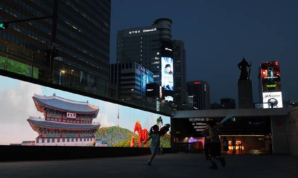 22일 서울 광화문광장 해치마당 미디어월에 '미디어아트 서울'의 2026년 봄 전시 작품들이 재생되고 있다. 2026.5.22 [사진=연합뉴스]