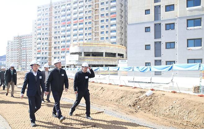 김이탁 국토교통부 1차관이 지난 3월 3일 인천 계양 및 부천대장 공공주택지구를 방문해 3기 신도시 첫 입주 준비 등을 종합 점검하고 있다. 연합뉴스