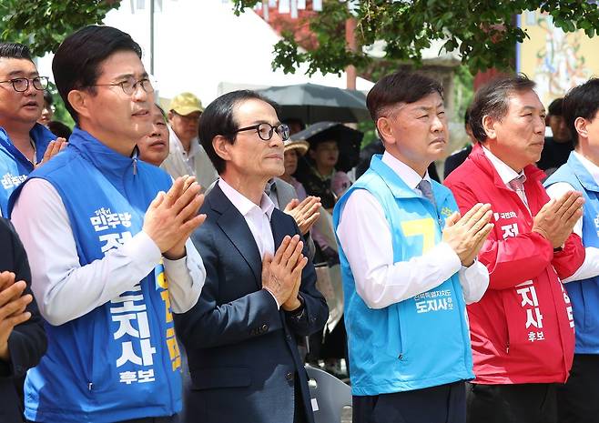 제9회 전국동시지방선거 전북지사 후보들이 24일 전북 김제시 금산사에서 열린 불기 2570년 부처님오신날 봉축법요식에 참석해 이동하고 있다. 왼쪽부터 이원택 더불어민주당 후보, 김관영 무소속 후보, 양정무 국민의힘 후보. 뉴스1