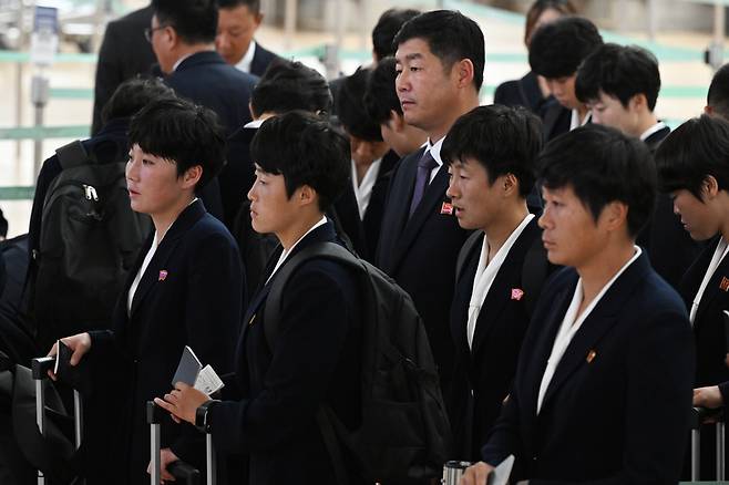 ▲ 2025-2026시즌 아시아축구연맹(AFC) 여자 챔피언스리그 결승전에서 승리한 내고향여자축구단 선수들이 24일 인천국제공항을 통해 출국하기 위해 이동하고 있다. 연합뉴스