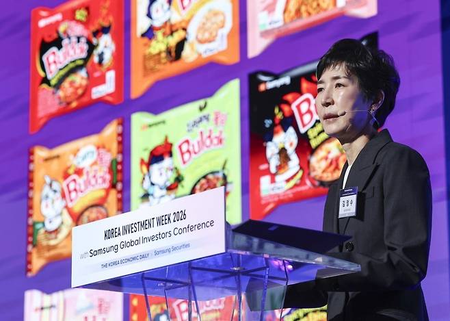 김정수 삼양식품 신임 회장이 코리아 인베스트먼트 위크(KIW) 2026에서 ‘음식 그 이상의 경험 : ’불닭‘이 전 세계인의 일상이 되기까지’를 주제로 발표하고 있다. 사진=임형택 한국경제신문 기자