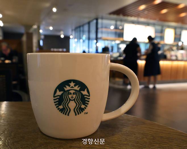 신세계그룹 계열사 스타벅스코리아가 5.18민주화운동 기념일에 펼친 ‘탱크데이’ 이벤트 관련 논란이 커지고 있는 가운데 19일 고객들이 서울 시내 한 스타벅스 매장을 이용하고 있다.  2026.5.19 강윤중 기자