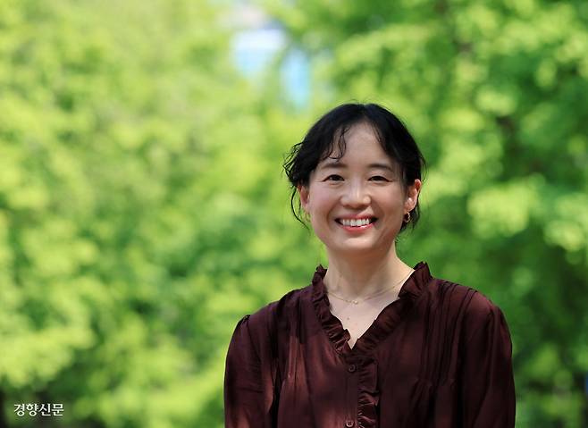 “가장 불편한 데까지 써보자 결심” 첫 산문집 <백지 앞에서>를 펴낸 소설가 최은영을 지난 12일 서울 중구 정동에서 만났다. 최은영은 “가장 불편한 데까지 써보자”는 마음으로 암 투병·이혼 등 내밀한 이야기를 털어놓는다. 서성일 선임기자 centing@kyunghyang.com